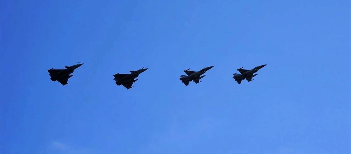 Δέος: Μέσα στο πιλοτήριο ελληνικού F-16 - H ώρα που χαιρετάει την φρεγάτα «Κουντουριώτης» (βίντεο)